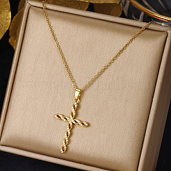 Collana con ciondolo a croce intrecciata in acciaio inossidabile 304 con micro pavé di zirconi cubici trasparenti per donna&nbsp;WG62B61-01