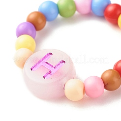 Anello colorato piatto rotondo con lettera in acrilico con perline rotonde per le donne&nbsp;RJEW-JR00427