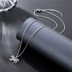 Colliers avec pendentif cheval en acier inoxydable&nbsp;PW-WG456C5-01