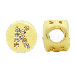 Perle di zirconi cubici trasparenti in micro pavè di ottone, piatta e rotonda con la lettera, letter.k, 7.5x6.5mm, Foro: 3.5 mm, 3pcs/scatola