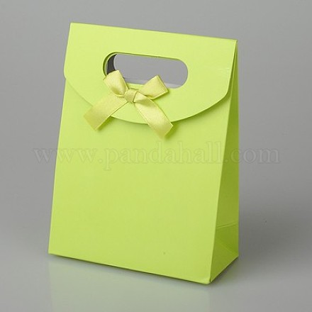 リボンちょう結びのデザインと紙のギフトバッグ  緑黄  16.3x12.3cm CARB-BP024-01-1