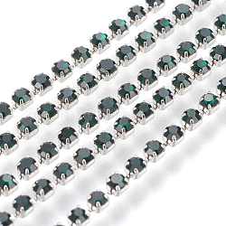 Cadenas de strass Diamante de imitación de bronce, cadena de la taza del rhinestone, 2880 pcs rhinestone / paquete, Grado A, color plateado, esmeralda, 2mm, aproximadamente 28.87 pie (8.8 m) / paquete
