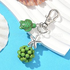 Decorazioni pendenti in turchese sintetico rotondo e tartaruga&nbsp;HJEW-JM03277