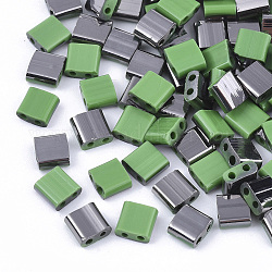 2-hole perline di vetro, colori placcati mezzo canna di fucile, quadrato, verde chiaro, 5x4.5~5.5x2~2.5mm, Foro: 0.5~0.8 mm, circa 118pcs/10g