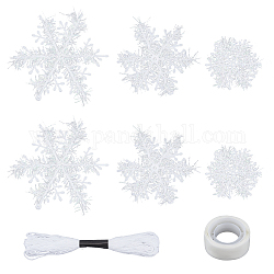 Chgcraft 3 Stil Schneeflocke Kunststoffanhänger, mit Spitzenwollegarn, mit 100 Stück abnehmbaren doppelseitigen Klebestreifen und Baumwollstickgarn, weiß, Schneeflocke: 20 Beutel/Art