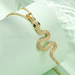 Collane con ciondolo a forma di serpente in ottone micro pavé di zirconi cubici verdi&nbsp;LS-NJEW-S438-02E-G