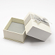 厚紙のジュエリーボックス  リボンちょう結びで  正方形  ホワイト  7.55x7.55x4.35cm  内側の利用可能なサイズ：6.6x6.6x2センチ X-CBOX-L002-02B-2