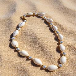 Boho-Sommerurlaub am Strand: Halsketten aus natürlichen Kaurimuscheln und Kunstperlen&nbsp;HB1516