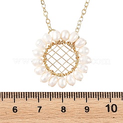 Collana con ciondolo a forma di girasole avvolto in filo di perla d'acqua dolce naturale e catena in ottone.&nbsp;NJEW-TA00265
