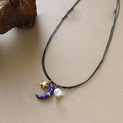 Collana da donna a un filo con ciondolo a mezzaluna blu in smalto ottone e cordino nero in similpelle.&nbsp;WG612AC-01