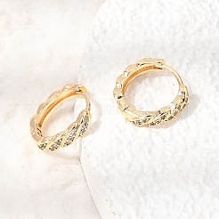 Orecchini a cerchio in ottone intrecciato con micro pavé di zirconi cubici&nbsp;KK-CBACA55-20G