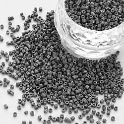 Perlas de cilindro de vidrio, abalorios de la semilla, pintura para hornear, agujero redondo, gris, 1.5~2x1~2mm, agujero: 0.8 mm, aproximamente 45000 unidades / bolsa, alrededor de 1 libra / bolsa