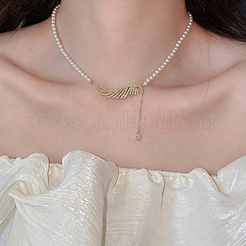 Collana da donna con ciondolo a forma di ala in ottone con micro pavé di zirconi cubici e perle artificiali bianche rotonde.&nbsp;WG2CE1B-01