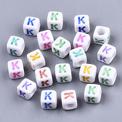 Undurchsichtige weiße Acrylperlen, mit Emaille, horizontales Loch, Würfel mit gemischtem Farbbuchstaben, letter.k, 6x6x6 mm, Bohrung: 3 mm, ca. 2900 Stk. / 500 g