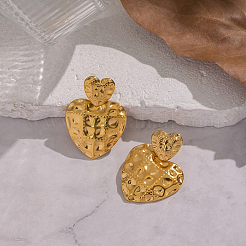 Серьги-гвоздики в форме сердца с текстурированной поверхностью&nbsp;WF7533