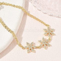 Bracciale a un filo in ottone con tripla maglia a fiore e pavé di zirconi cubici trasparenti.&nbsp;KK-CBA6980-16G