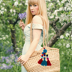 Цвета маленьких шариков с помпонами выбираются случайным образом.&nbsp;KEYC-WH20004-01A