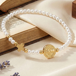Регулируемые белые круглые браслеты с искусственным жемчугом и латунным крестом Святого Бенедикта из бусин.&nbsp;MA5671