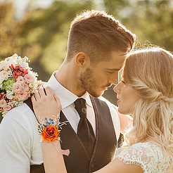 Корсаж на запястье в виде цветка из ткани и пены с пластиковой жемчужиной&nbsp;BJEW-WH0022-33A