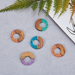 Подвески из прозрачной смолы и ореха&nbsp;RESI-CJ0001-73