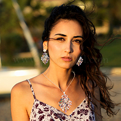 Пластиковые серьги-гвоздики с подвесками из дубового листа&nbsp;AJEW-AN0007-09