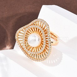 Регулируемые латунные кольца-манжеты с микропаве из прозрачных кубических цирконий и жемчугом из АБС-пластика.&nbsp;RJEW-G368-04G