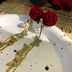 Серьги-гвоздики из сплава с эффектом флокирования в виде розы и бабочки&nbsp;FS-WG3A5F5-01